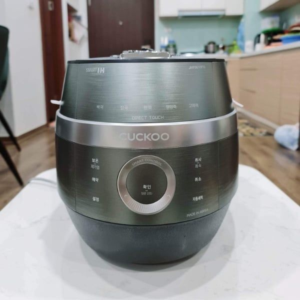 Nồi cơm điện cao tần Cuckoo CRP JHP0610FG 1.08L có màu xanh rêu