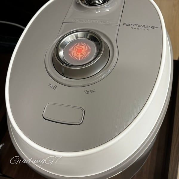 Thiết kế Nồi cơm điện cao tần Cuckoo rất hiện đại, sang trọng, theo đúng xu thế cuộc sống hiện đại.