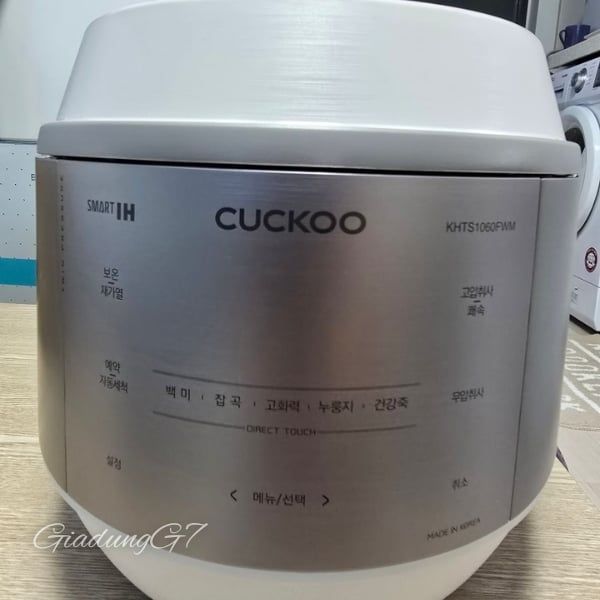 Thiết kế Nồi cơm điện cao tần Cuckoo rất hiện đại, sang trọng, theo đúng xu thế cuộc sống hiện đại.