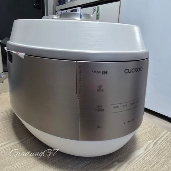 Thiết kế Nồi cơm điện cao tần Cuckoo rất hiện đại, sang trọng, theo đúng xu thế cuộc sống hiện đại.