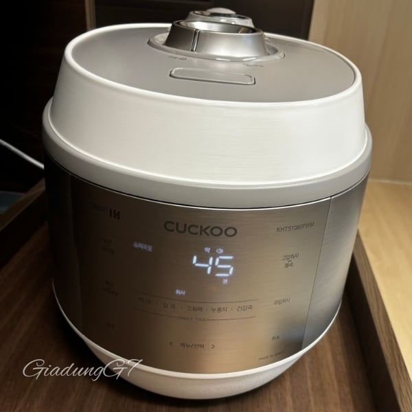 Thiết kế Nồi cơm điện cao tần Cuckoo rất hiện đại, sang trọng, theo đúng xu thế cuộc sống hiện đại.