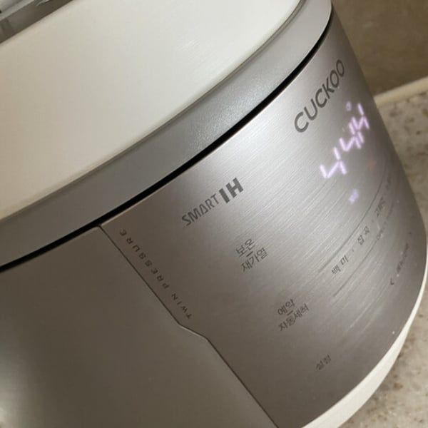 Nồi cơm điện cao tần Cuckoo KHTS1060FWM Là dòng sản phẩm Nồi cơm cao cấp nhất hiện tại, được trang bị công nghệ Induction Heating, có cơ chế hoạt động giống như bếp từ.