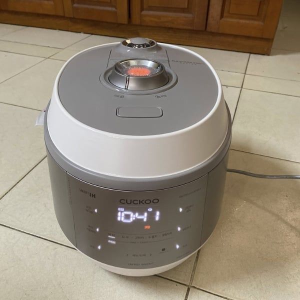 Nồi cơm điện cao tần Cuckoo KHTS1060FWM Thiết kế Nồi cơm điện cao tần Cuckoo rất hiện đại, sang trọng, theo đúng xu thế cuộc sống hiện đại.
