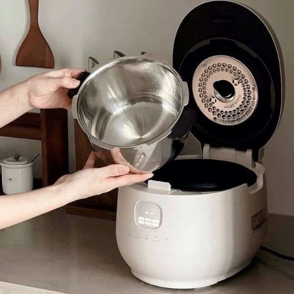 Nồi cơm điện cao tần áp suất kép Cuchen CRH TWS1010BW 1.8L ruột inox
