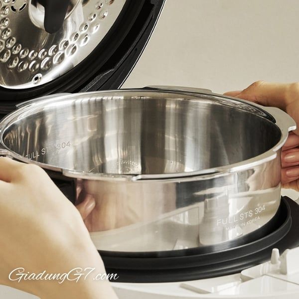 Nồi cơm điện cao tần Cuchen CRH TWS1010W 1.8L Lòng nồi bằng chất liệu STS 304 không lớp phủ an toàn cho sức khỏe