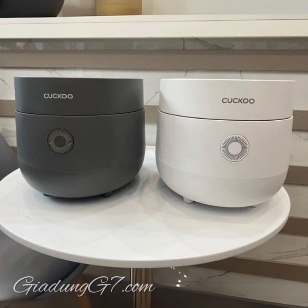 Nồi cơm điện Cuckoo CR0675F 1.08 lít là một sản phẩm hiện đại và tiện dụng, thiết kế thanh lịch và nhỏ gọn, giúp bạn dễ dàng trang trí không gian bếp của gia đình