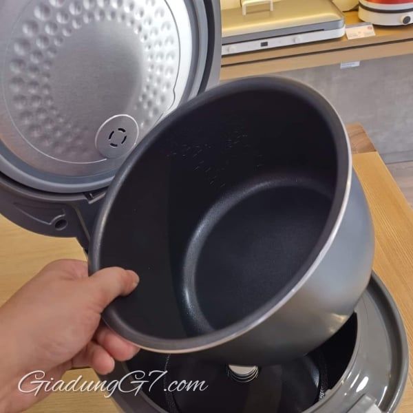 Nồi cơm điện Cuckoo CR0675F Dung Tích 1.08L Phù Hợp Cho Gia Đình Nhỏ