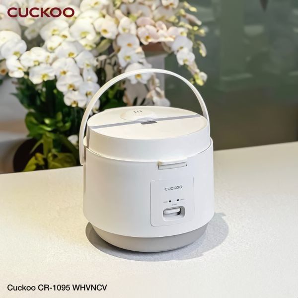 Nồi cơm điện Cuckoo CR1095 có thiết kế hiện đại, màu trắng trang nhã, dễ dàng phù hợp với mọi không gian bếp.