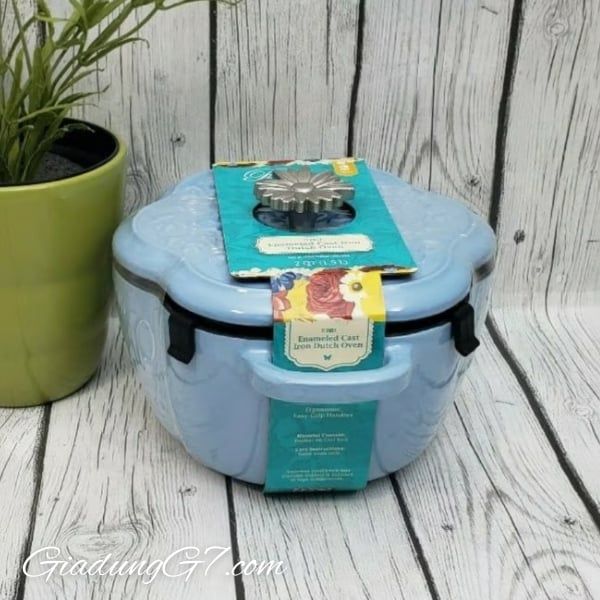Nồi gang cánh hoa The Pioneer Woman Floral 1.89l Thiết Kế Hoa Nổi Đẹp Mắt