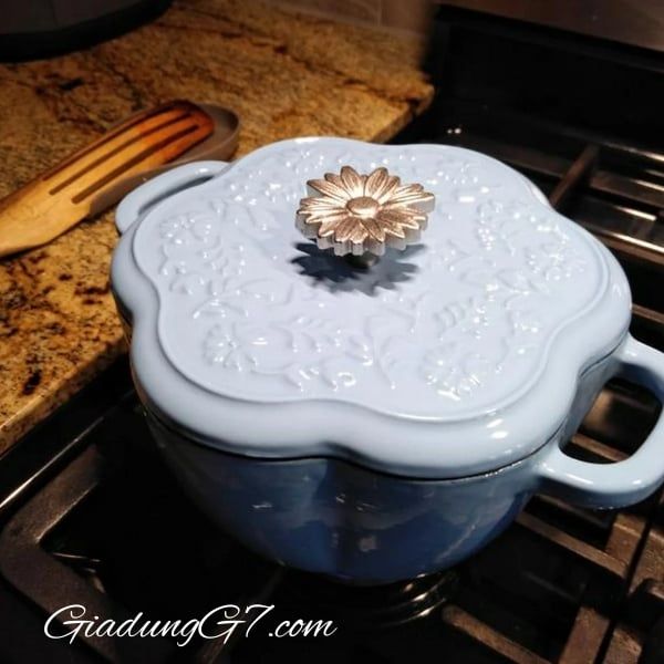 Nồi gang cánh hoa The Pioneer Woman Floral 1.89l Dung Tích Phù Hợp Cho Nhiều Món Ăn