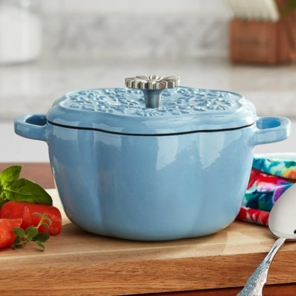Nồi Gang The Pioneer Woman Floral 1.89L Hình Cánh Hoa Tráng Men – Nồi Nướng Kiểu Hà Lan Đẹp Mắt và Đa Năng