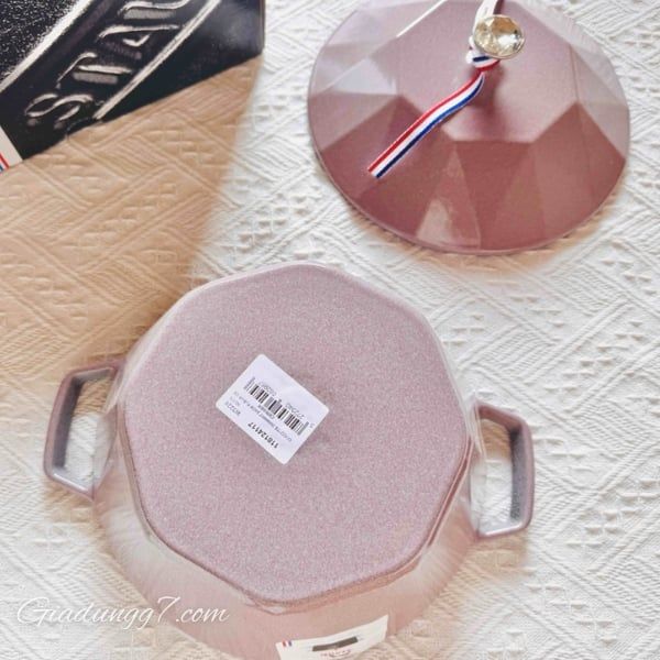 Nồi gang kim cương Staub 24cm 3.6L màu hồng Nắp nồi với các gai đặc biệt phân phối độ ẩm hiệu quả gấp 9 lần