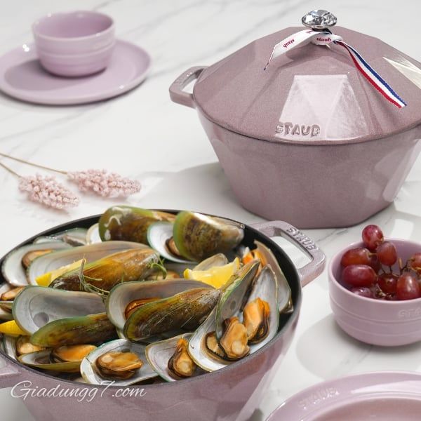 Nồi gang kim cương Staub 24cm 3.6L màu hồng Lớp men chất lượng cao có khả năng chống sốc nhiệt, chống trầy xước và có đặc tính chống dính vượt trội.