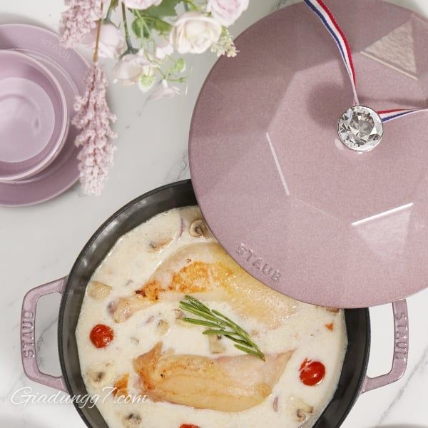Nồi gang kim cương Staub 24cm 3.6L màu hồng Nắp đậy chắc chắn, kín khít giúp giữ ẩm