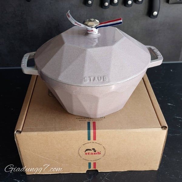Nồi gang kim cương Staub 24cm 3.6L màu hồng - 118124117 là lựa chọn hoàn hảo cho các món hầm và súp nấu chậm, om thịt miếng lớn