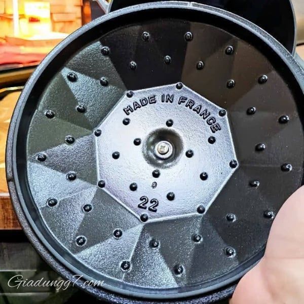 Nồi gang kim cương Staub La Cocotte 22cm có Nắp nồi với các gai đặc biệt phân phối độ ẩm hiệu quả gấp 9 lần
