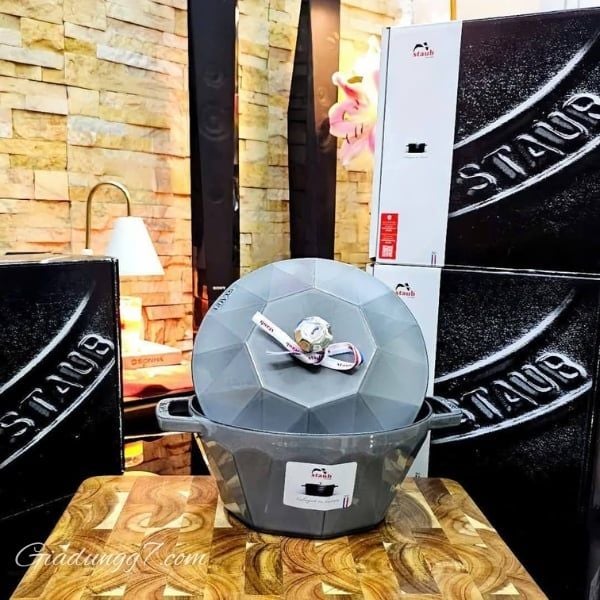 Nồi gang kim cương Staub La Cocotte 22cm (Cocotte hoặc nồi gang) là lựa chọn hoàn hảo cho các món hầm và súp nấu chậm