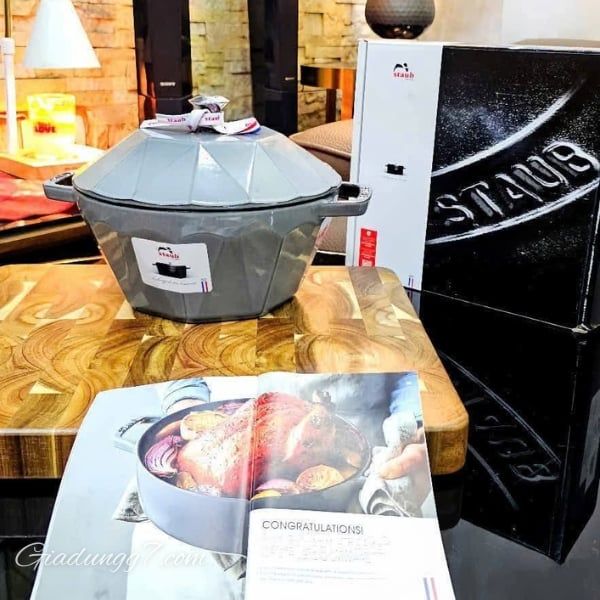 Nồi gang kim cương Staub La Cocotte 22cm (Cocotte hoặc nồi gang) là lựa chọn hoàn hảo cho các món hầm và súp nấu chậm