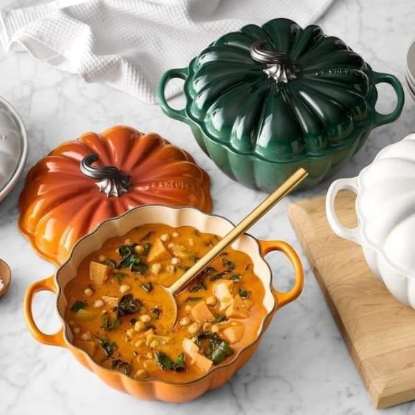 Nồi gang Le Creuset 24cm bí ngô màu cam Gang tráng men mang lại khả năng phân phối và giữ nhiệt vượt trội;