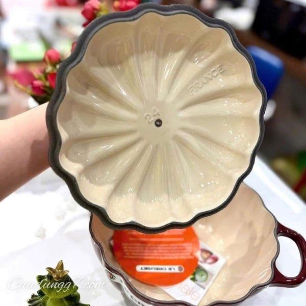 Nồi gang Le Creuset 24cm Nắp đậy kín giữ nhiệt và độ ẩm