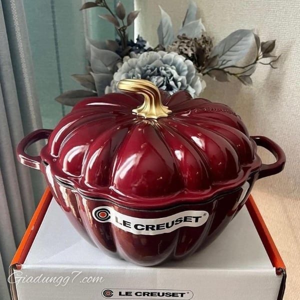 Nồi gang Le Creuset 24cm bí ngô màu mận Sẵn sàng sử dụng, không cần gia vị