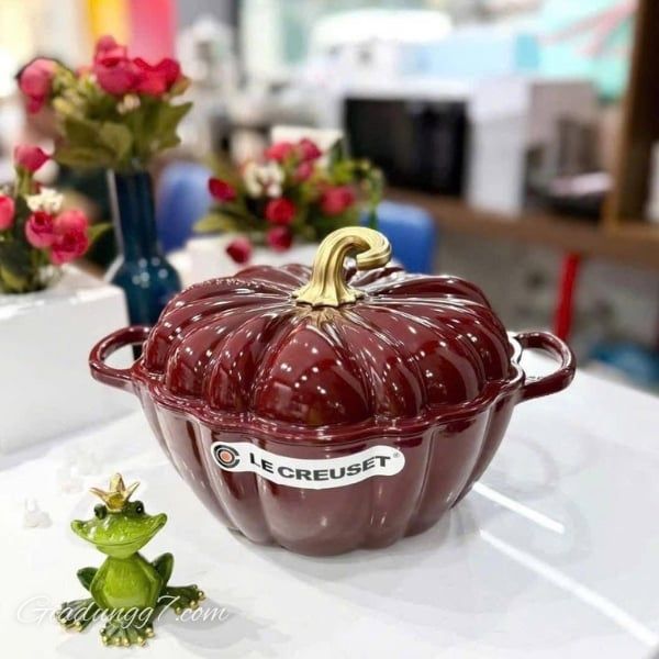 Nồi gang Le Creuset 24cm bí ngô màu mận Lấy cảm hứng từ thiết kế cổ tích vượt thời gian