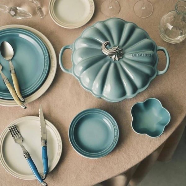 Nồi gang Le Creuset 24cm 3.7L bí ngô xanh Chất liệu gang tráng men huyền thoại