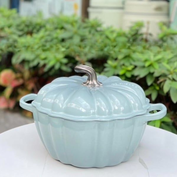 Nồi gang Le Creuset 24cm 3.7L bí ngô xanh - Vẻ đẹp và sự tinh tế trong từng chi tiết