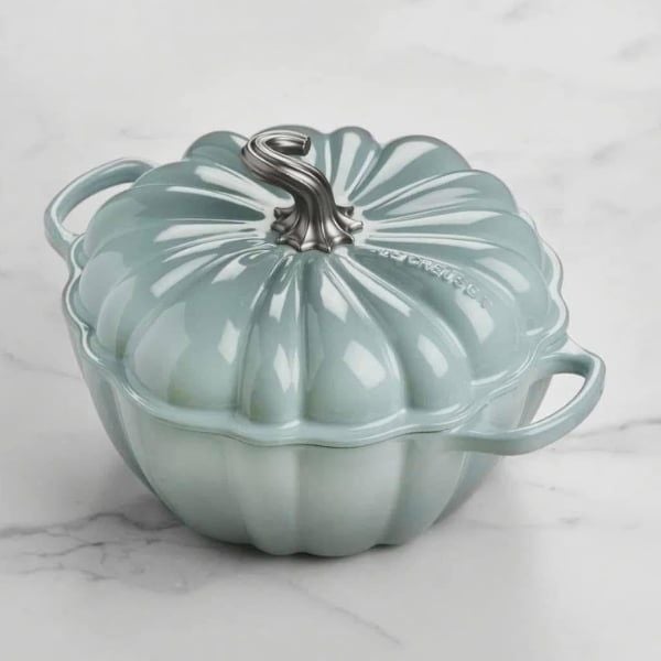 Nồi gang Le Creuset 24cm 3.7L bí ngô xanh Lớp men dễ lau chùi và bền bỉ, chống xỉn màu, ố vàng, sứt mẻ và nứt nẻ