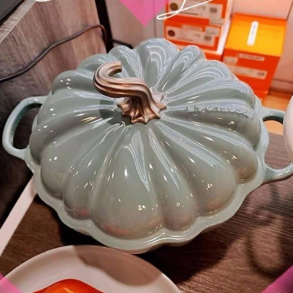 Nồi gang Le Creuset 24cm 3.7L bí ngô xanh - 21238 24 71 74430 Với thiết kế sống động và màu sắc chân thực