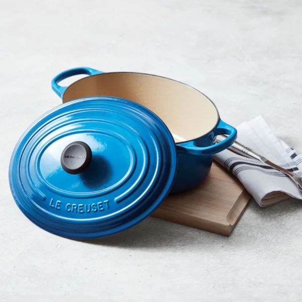 Nồi gang Le Creuset Brater Rund Evo xanh dương đậm.