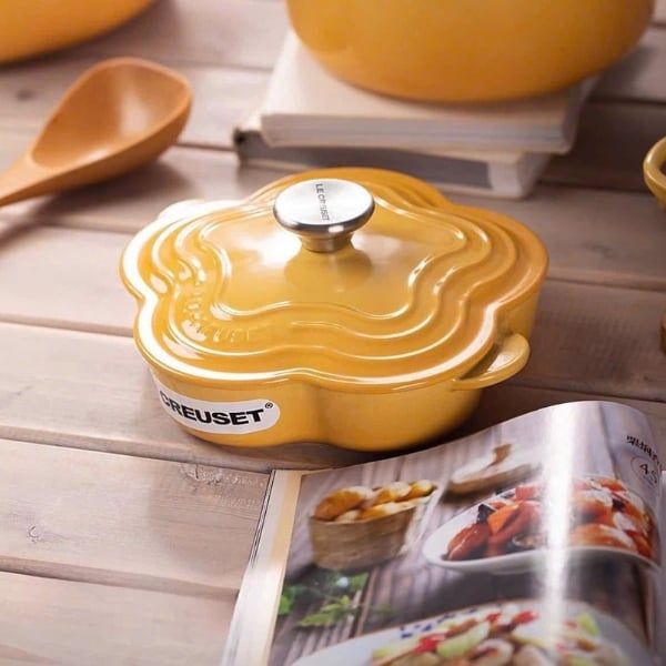 Nồi gang Le Creuset Honey hình hoa 20cm làm đẹp căn bếp của bạn