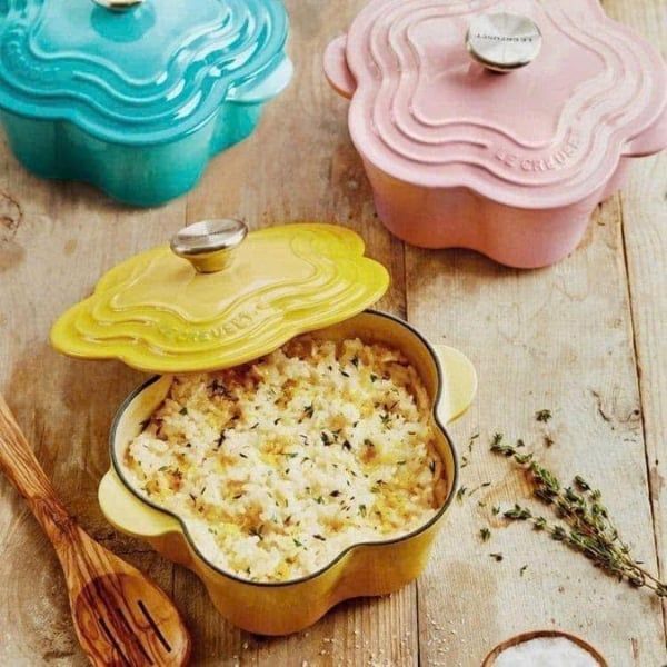 Nồi gang Le Creuset Honey hình hoa 20cm làm đẹp căn bếp của bạn