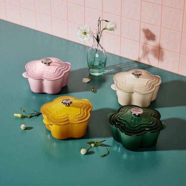 Nồi gang Le Creuset Honey hình hoa 20cm làm đẹp căn bếp của bạn