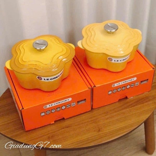 Nồi gang Le Creuset hình hoa kết hợp hiệu suất và độ bền của gang tráng men với hình dáng vui tươi
