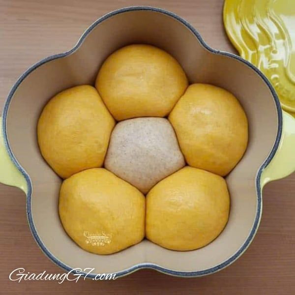 Nồi gang Le Creuset có Nồi gang Le Creuset Honey hình hoa 20cm Nồi và nắp có hình bông hoa hoàn hảo để thêm một chút niềm vui cho bữa tối hàng ngày.