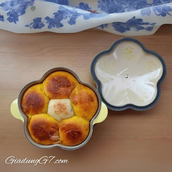Nồi gang Le Creuset có Nồi gang Le Creuset Honey hình hoa 20cm Nồi và nắp có hình bông hoa hoàn hảo để thêm một chút niềm vui cho bữa tối hàng ngày.