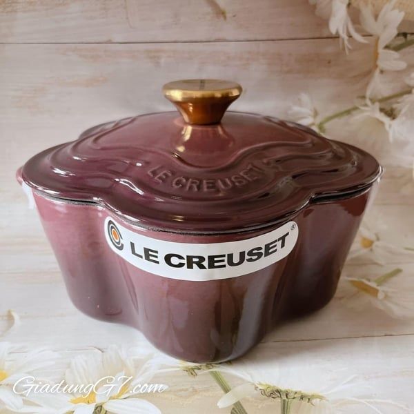 Nồi gang Le Creuset hình hoa kết hợp giữa màu sắc rực rỡ và hình dạng hoa độc đáo của món hầm này khiến nó trở nên vô cùng trang nhã.