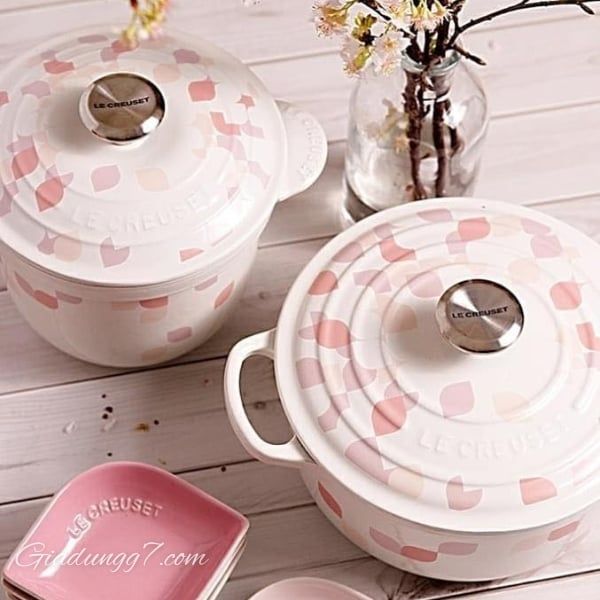 Nồi Gang Le Creuset Rice Pot Petal 18cm Lớp men dễ lau chùi và bền bỉ, chống xỉn màu, ố vàng, sứt mẻ và nứt nẻ