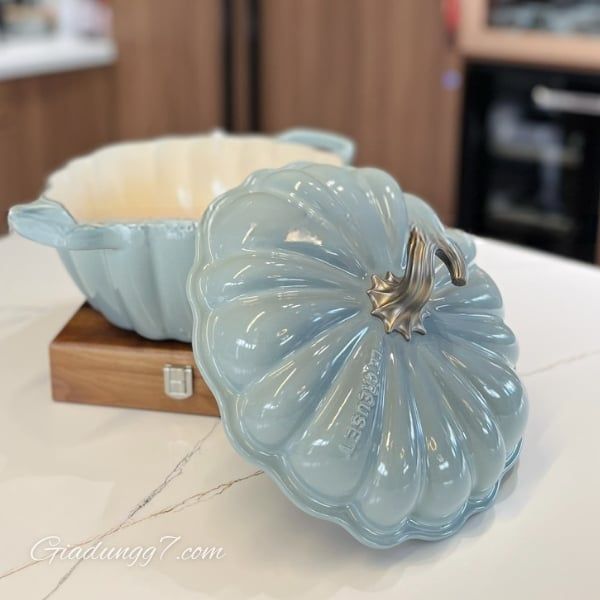 Nồi gang Le Creuset Sea Salt 24cm 3.7L – Sắc Màu Sea Salt – Sự Tinh Tế Của Biển Cả