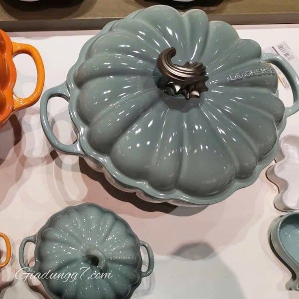 Nồi gang Le Creuset Sea Salt 24cm 3.7L Tay cầm lớn thoải mái và núm vặn bằng thép không gỉ