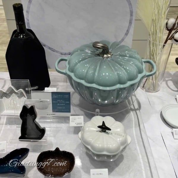 Nồi gang Le Creuset Sea Salt 24cm 3.7L Tay cầm lớn thoải mái và núm vặn bằng thép không gỉ