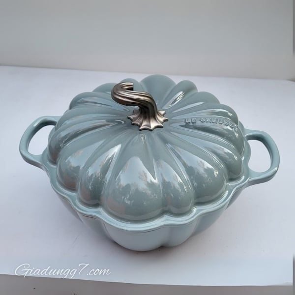 Nồi gang Le Creuset Sea Salt 24cm 3.7L Tay cầm lớn thoải mái và núm vặn bằng thép không gỉ
