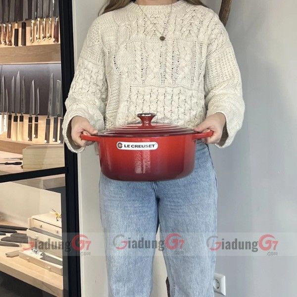 Nồi gang tròn Le Creuset Signature 26cm đỏ có Tay cầm lớn giúp cầm nắm chắc chắn và thoải mái khi nâng và mang nồi, ngay cả khi đeo găng tay lò nướng.