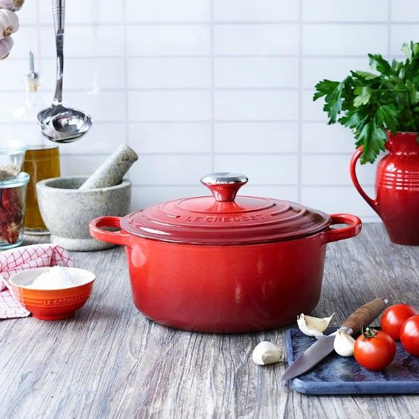 Nồi gang Le Creuset Signature 26cm đỏ anh đào với Bề mặt tráng men thủy tinh an toàn, hợp vệ sinh và chống axit,