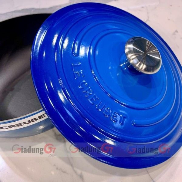 Nồi gang sâu lòng Le Creuset La Marmite 26cm Marseille Blau có màu sắc xanh biển cực kỳ ấn tượng và tạo điểm nhấn cho căn bếp