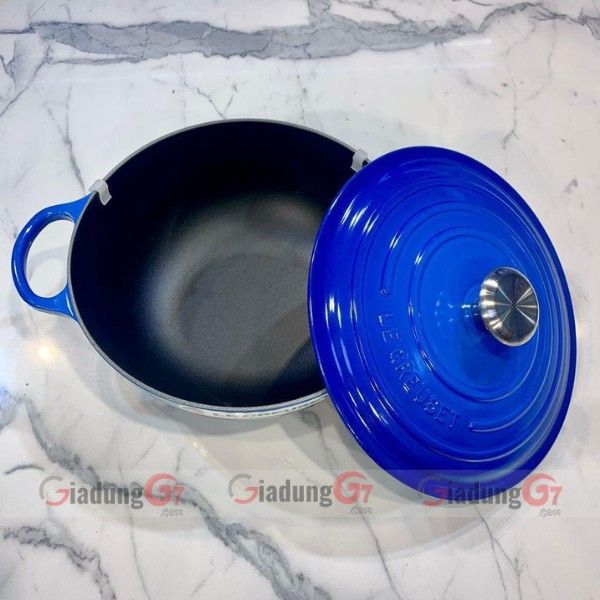 Mặt trong của Nồi gang sâu lòng Le Creuset La Marmite 26cm Marseille Blau có lớp phủ màu đen