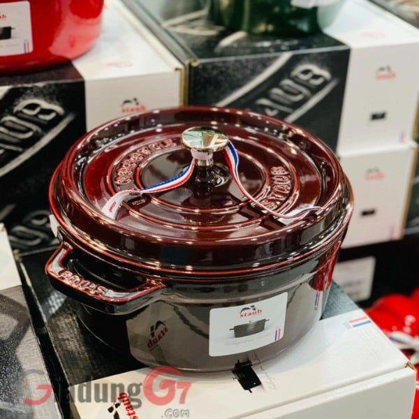 Nồi gang Staub màu đỏ mận rực rỡ giúp căn bếp của bạn trở nên sáng rực và sang trọng, ấm áp