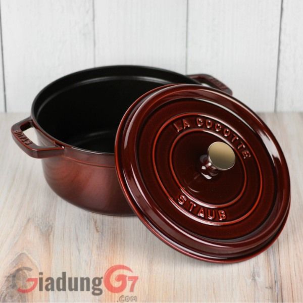 Nồi gang STAUB được thiết kế núm tay cầm trên nắp bằng niken