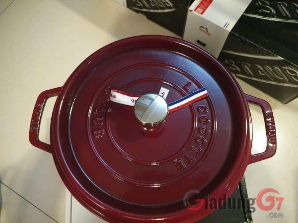 Lớp tráng men màu mang lại màu sắc trang nhã và sâu cho Nồi gang STAUB nhập khẩu.